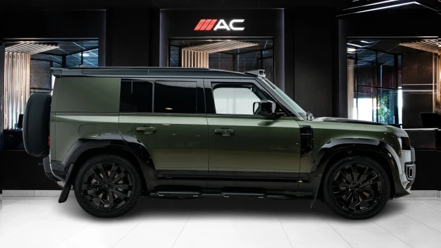 Land Rover Defender Image 3