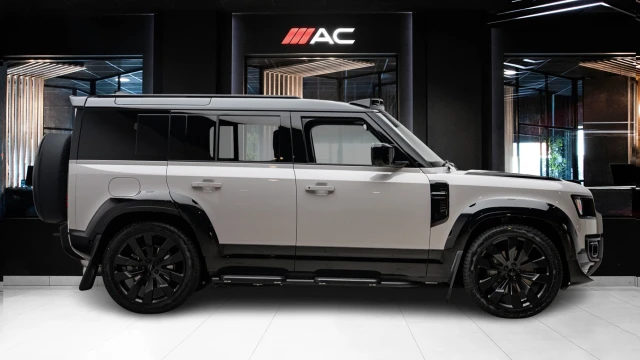 Land Rover Defender Image 3