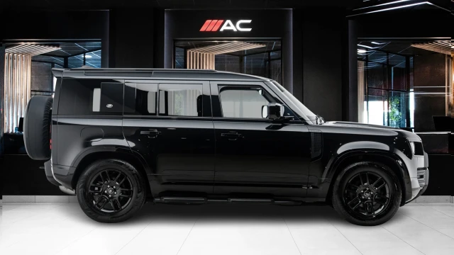 Land Rover Defender Image 3