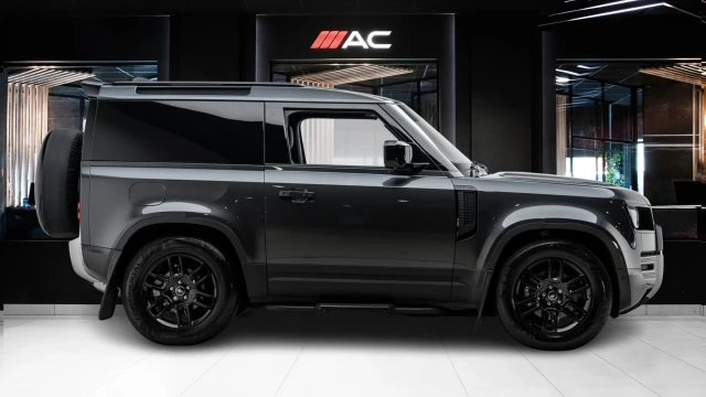 Land Rover Defender Image 3