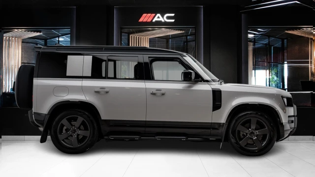 Land Rover Defender Image 3