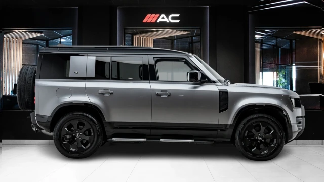 Land Rover Defender Image 3