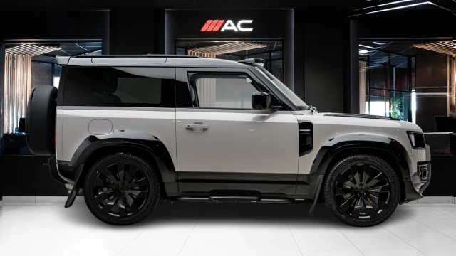 Land Rover Defender Image 3
