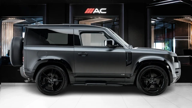 Land Rover Defender Image 3