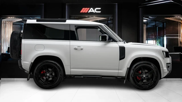 Land Rover Defender Image 3