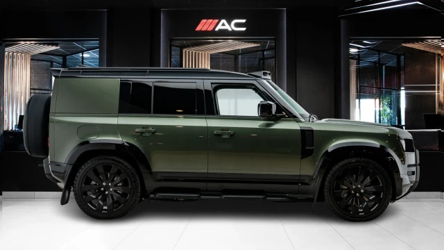 Land Rover Defender Image 3