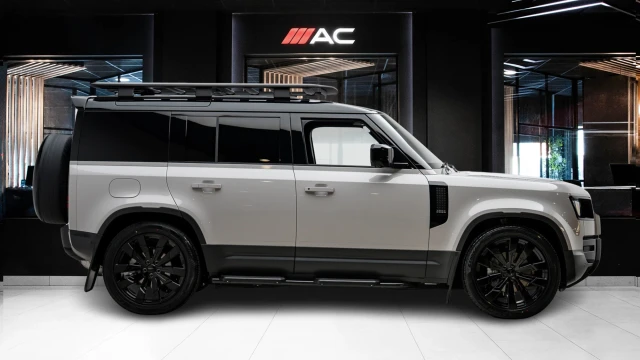 Land Rover Defender Image 3