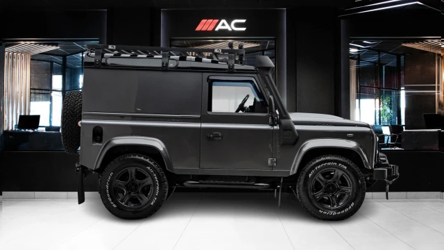 Land Rover Defender Image 3