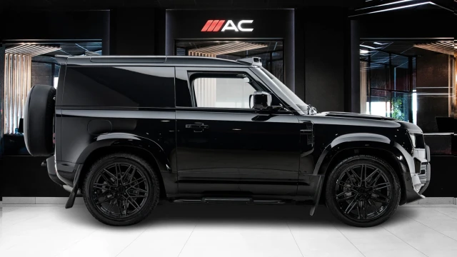 Land Rover Defender Image 3