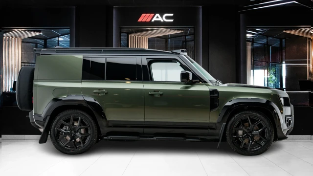 Land Rover Defender Image 3