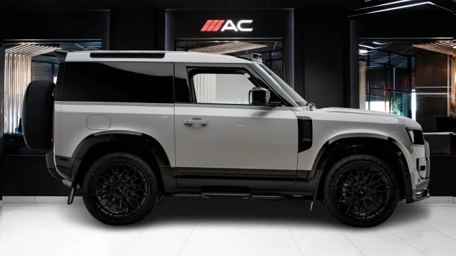 Land Rover Defender Image 3