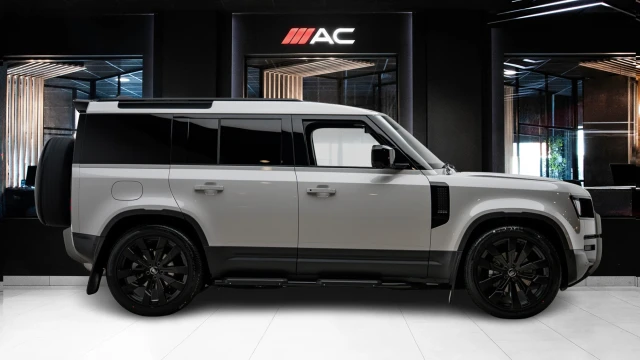 Land Rover Defender Image 3