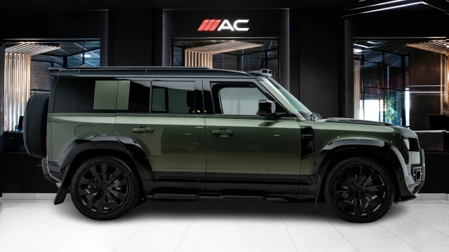 Land Rover Defender Image 3