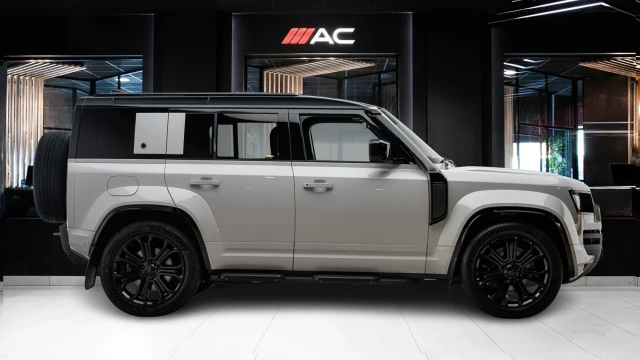 Land Rover Defender Image 3