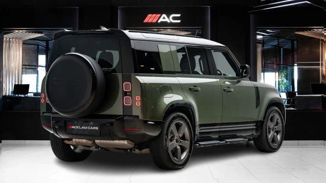 Land Rover Defender Image 4
