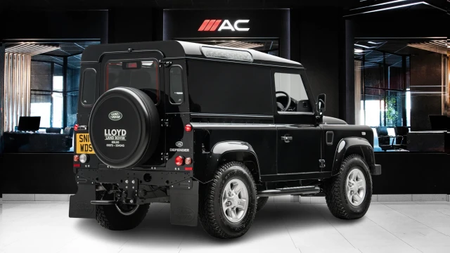 Land Rover Defender Image 4