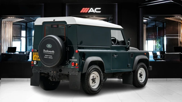 Land Rover Defender Image 4
