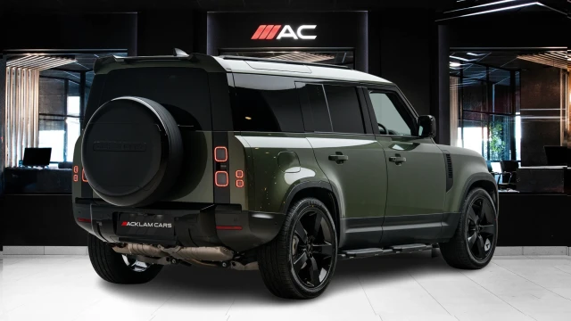 Land Rover Defender Image 4