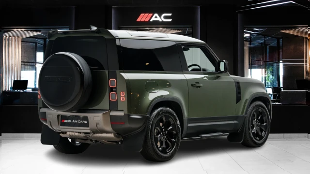 Land Rover Defender Image 4
