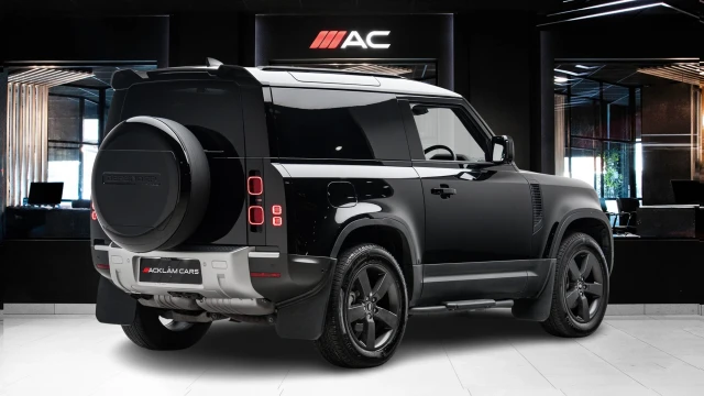 Land Rover Defender Image 4