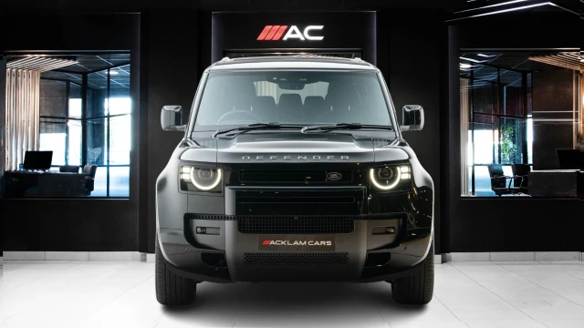 Land Rover Defender Image 6