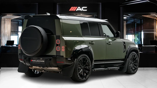 Land Rover Defender Image 4
