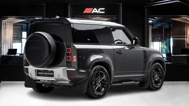 Land Rover Defender Image 4