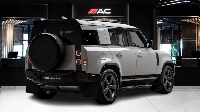 Land Rover Defender Image 4
