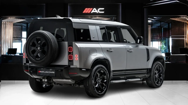 Land Rover Defender Image 4