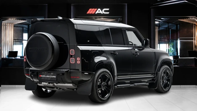 Land Rover Defender Image 4