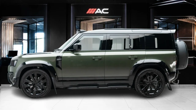 Land Rover Defender Image 4