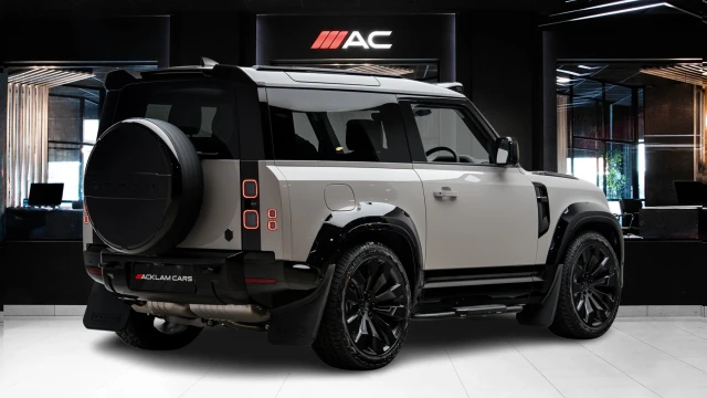 Land Rover Defender Image 4