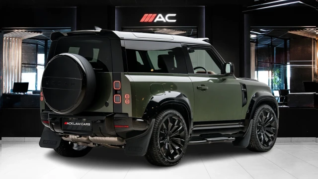 Land Rover Defender Image 4