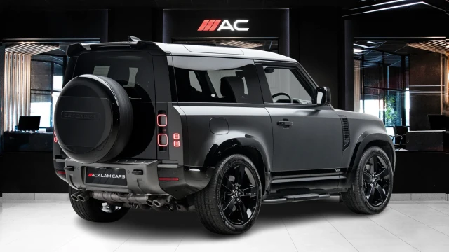 Land Rover Defender Image 4
