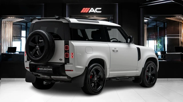 Land Rover Defender Image 4
