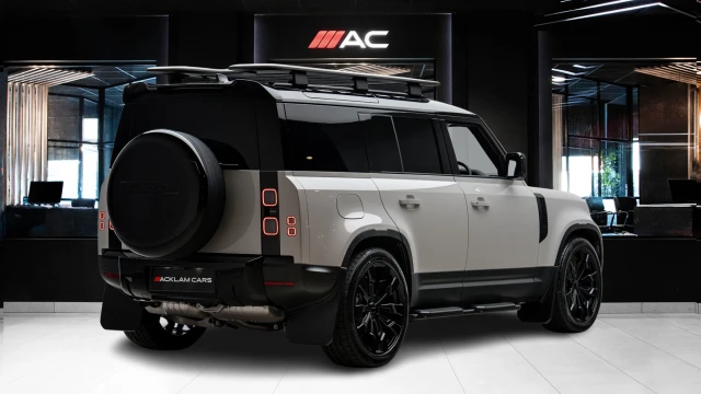 Land Rover Defender Image 4