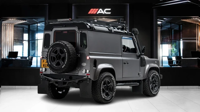 Land Rover Defender Image 4