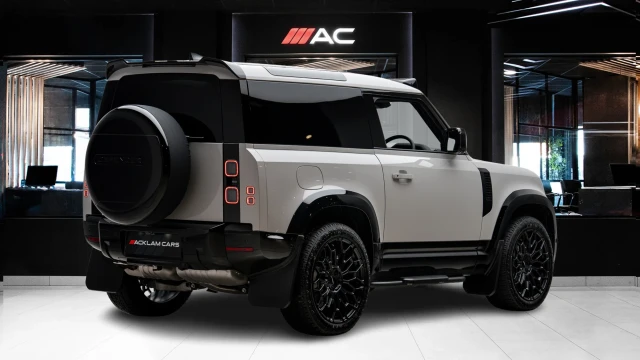 Land Rover Defender Image 4