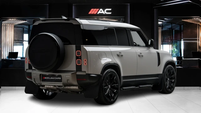 Land Rover Defender Image 4