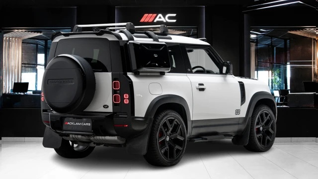 Land Rover Defender Image 4