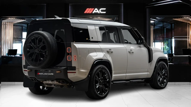 Land Rover Defender Image 4