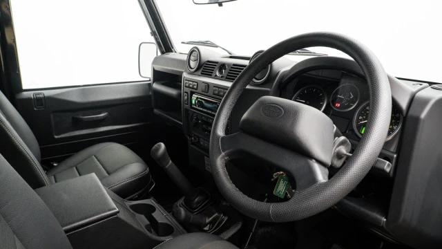 Land Rover Defender Image 5