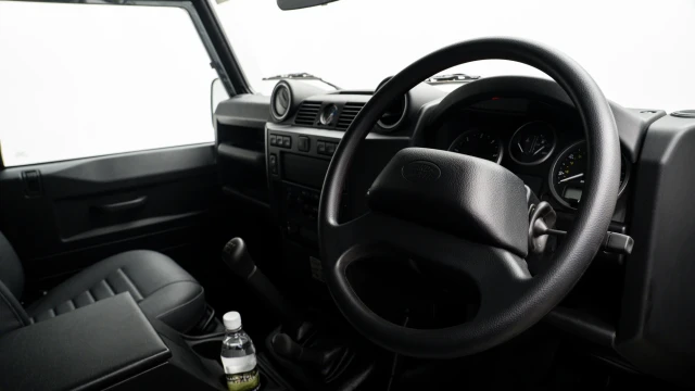Land Rover Defender Image 5