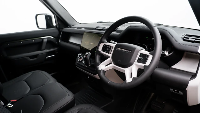 Land Rover Defender Image 5