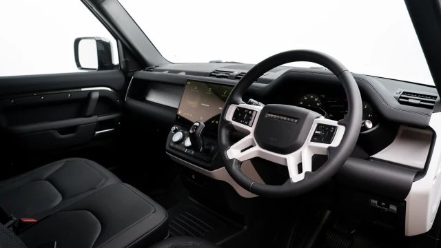 Land Rover Defender Image 5