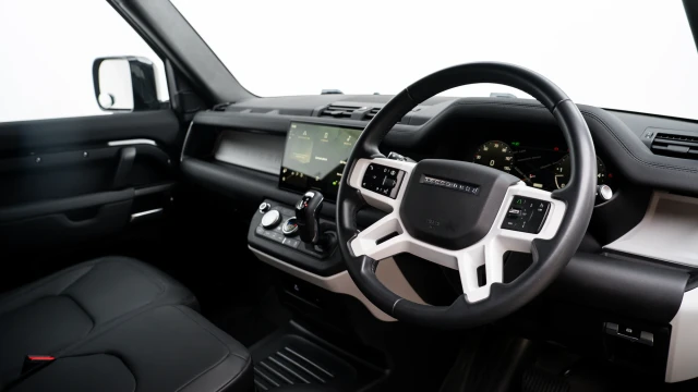 Land Rover Defender Image 5