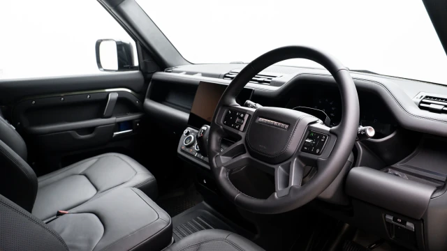 Land Rover Defender Image 5