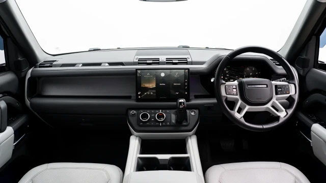 Land Rover Defender Image 5