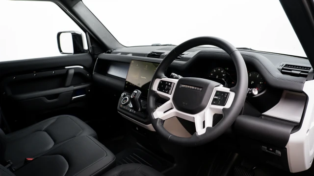 Land Rover Defender Image 5