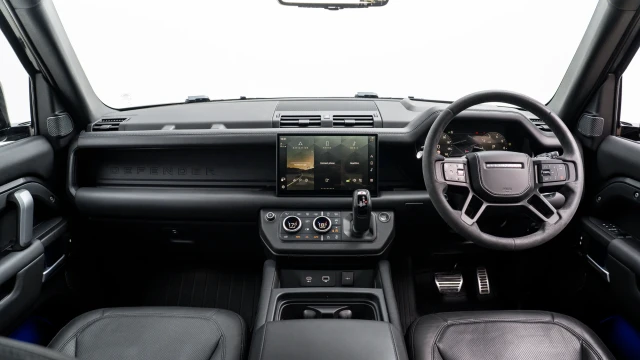 Land Rover Defender Image 5